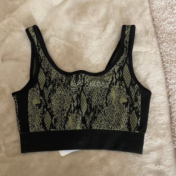𝐅𝐈𝐍𝐀𝐋 𝐏𝐑𝐈𝐂𝐄 
NWT Fabletics Kamila Bra Top Reptilia Black Small - Picture 4 of 6